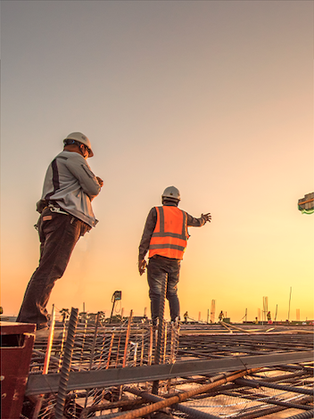 Foto de dois homens em uma construção conversando